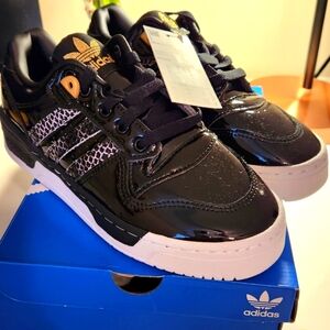 NWT adidas Rivalry Low Women's Size 5 *RARE*